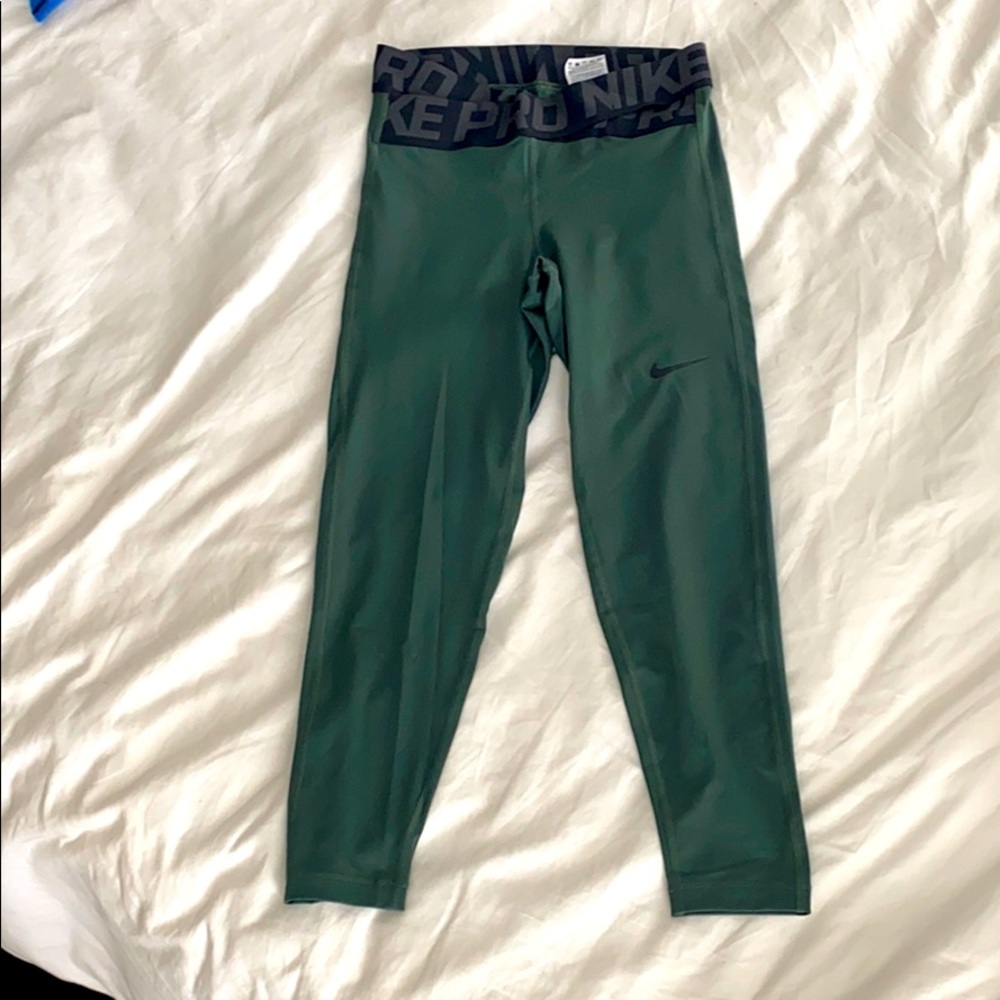 Small Nike pro leggings